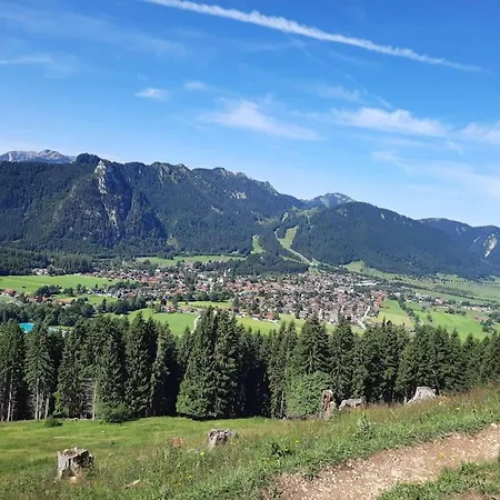 Ferienhaus-ferienwohnung Weitblick Mit Garten Und Malerischem Bergpanorama Oberammergau